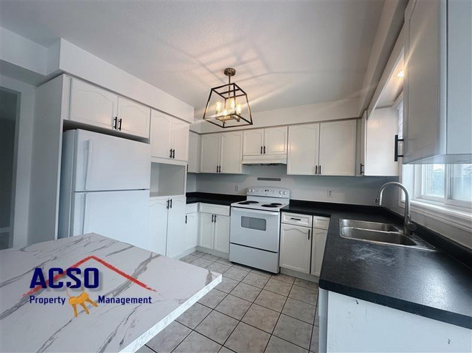 100 Country Club Dr, Cambridge, ON