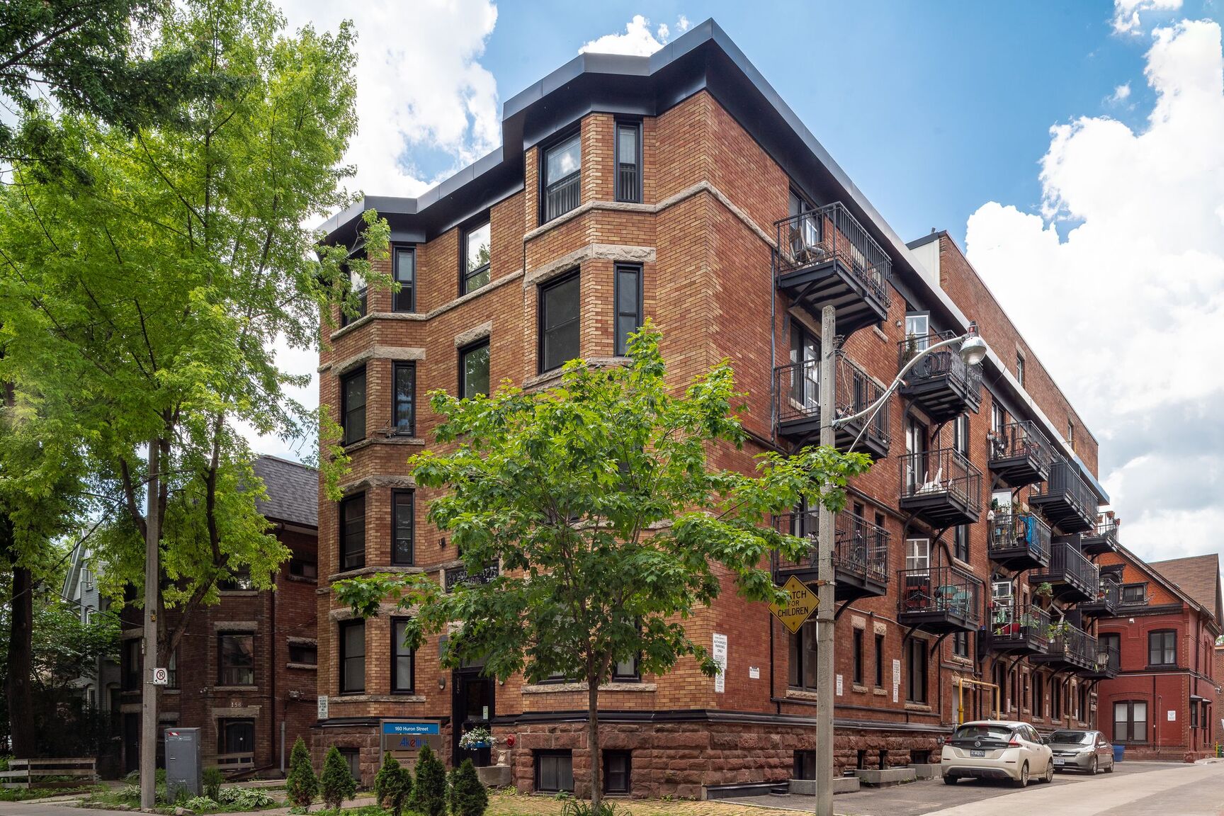 160 Huron Street - Photo 2