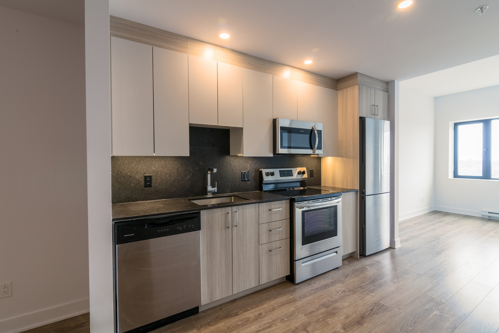 30 Saint Joseph Boulevard Est - Photo 2