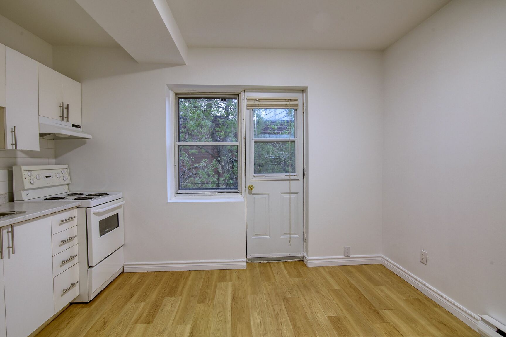 539 Prince-Arthur west - Photo 2