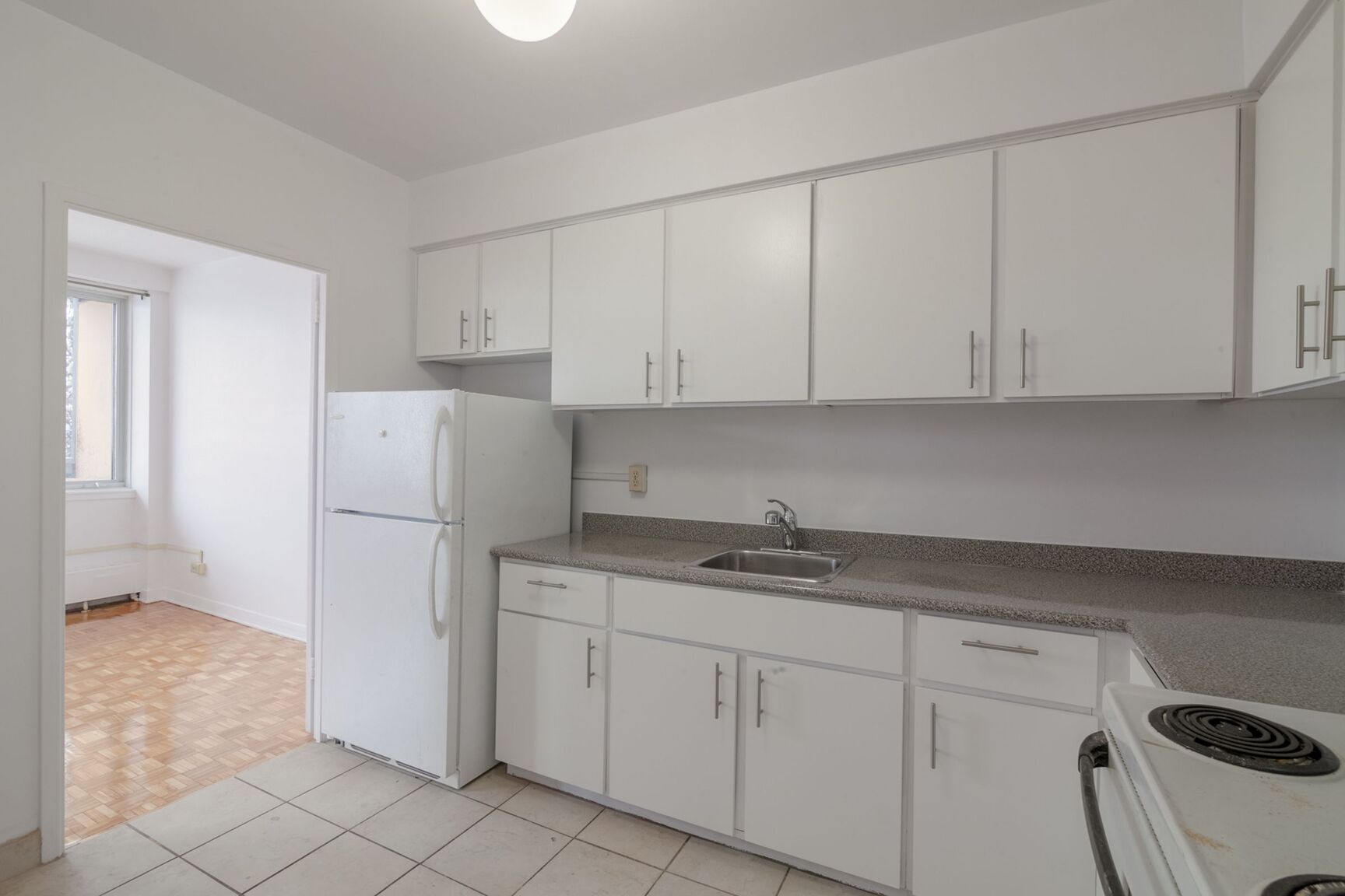 900 Rockland Avenue - Photo 2