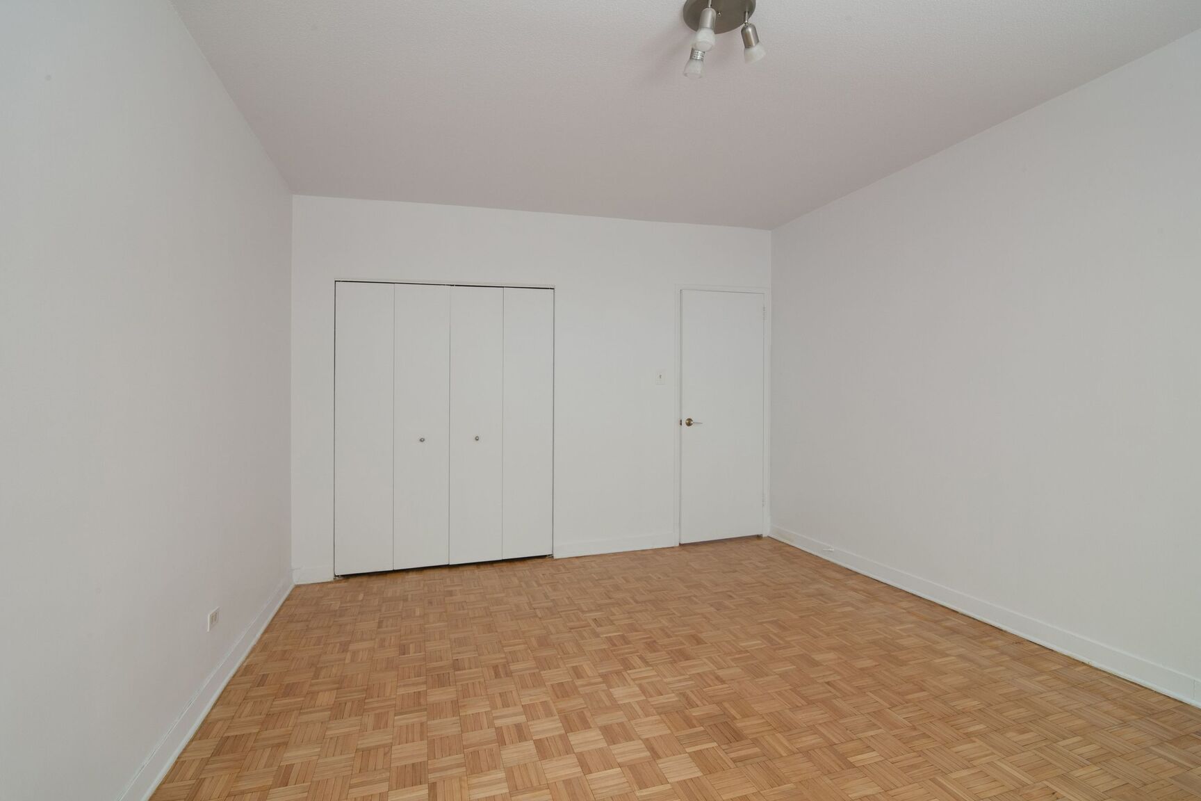 900 Rockland Avenue - Photo 32
