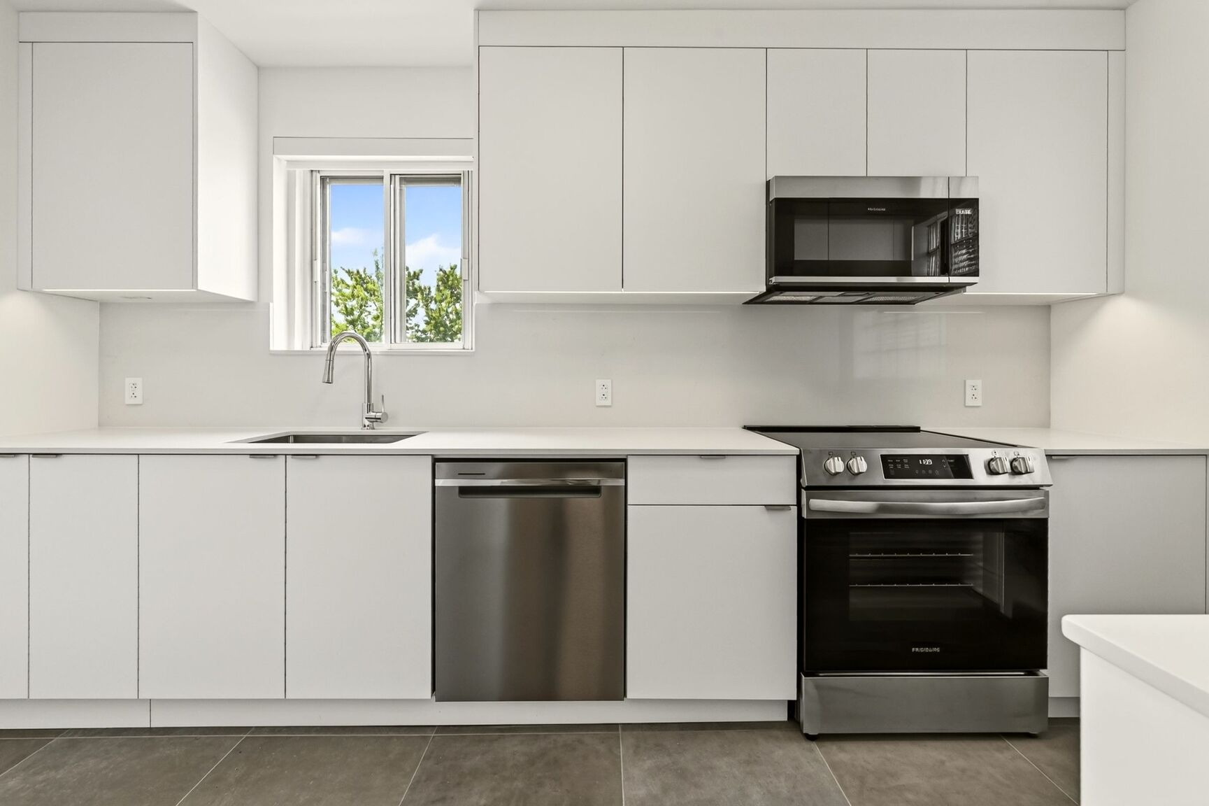 4585 Av. Dupuis — photo 1