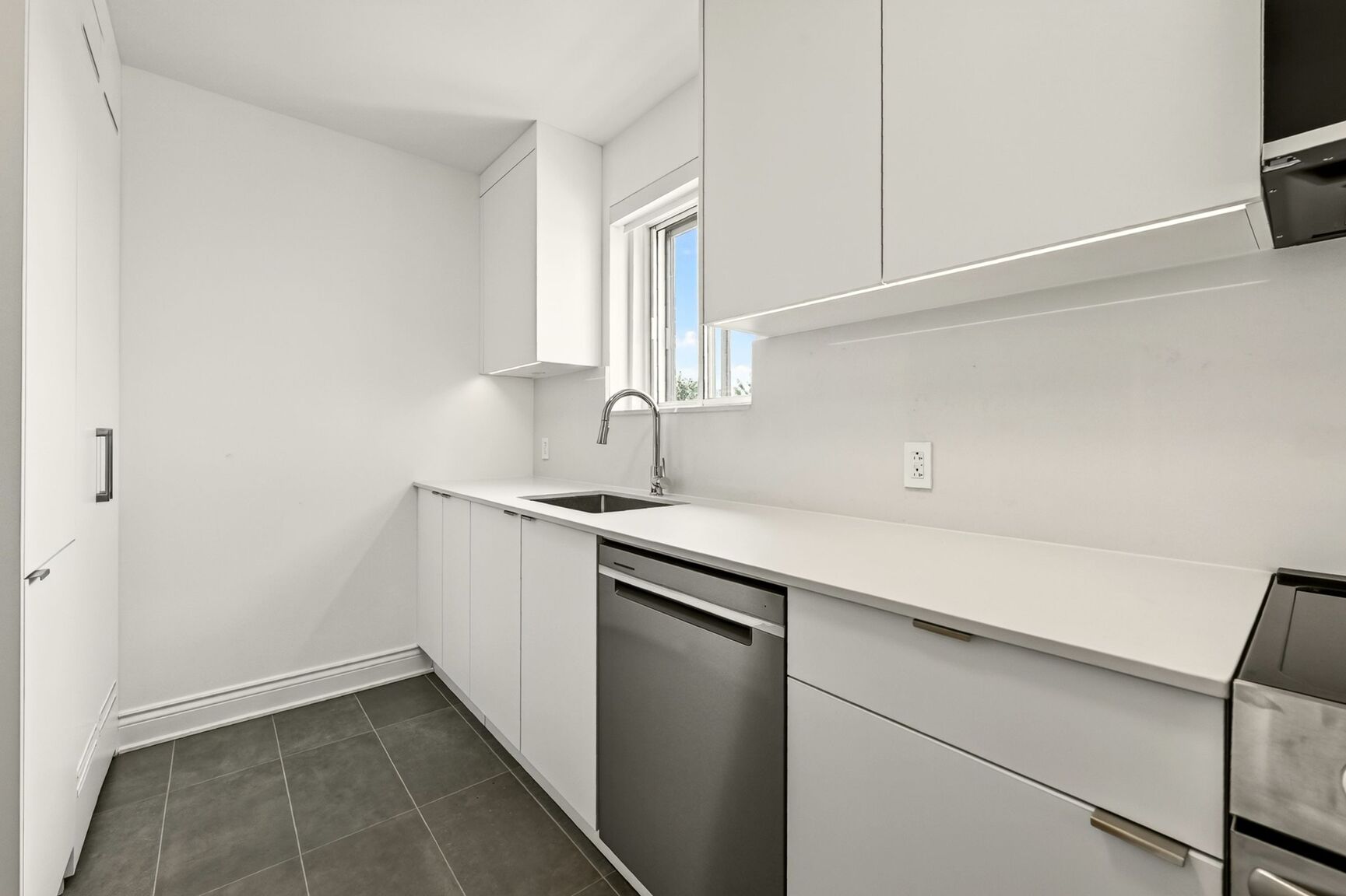 4585 Av. Dupuis — photo 2