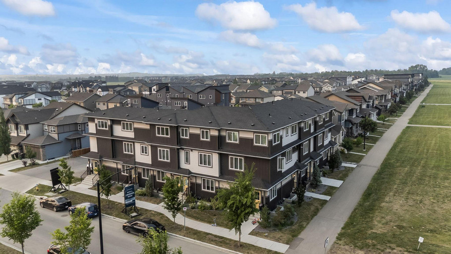 1 Bed plus Den & 2 Bedroom Townhomes (14 Plex)