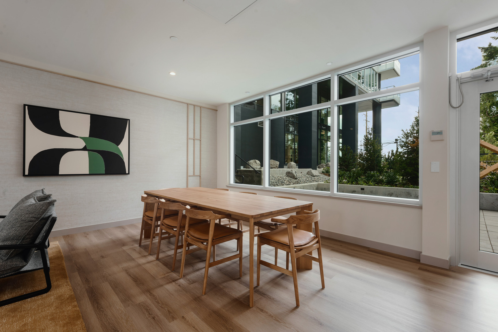 Jinju - Mid Rise - Photo 17