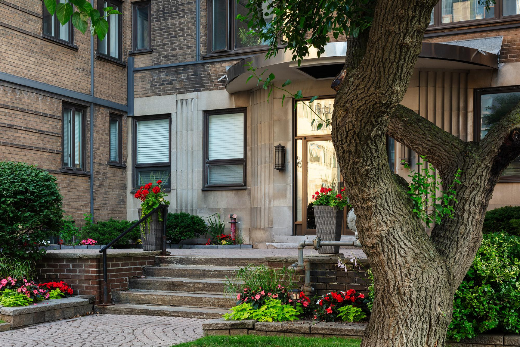 110 St. Clair Avenue W - Photo 23