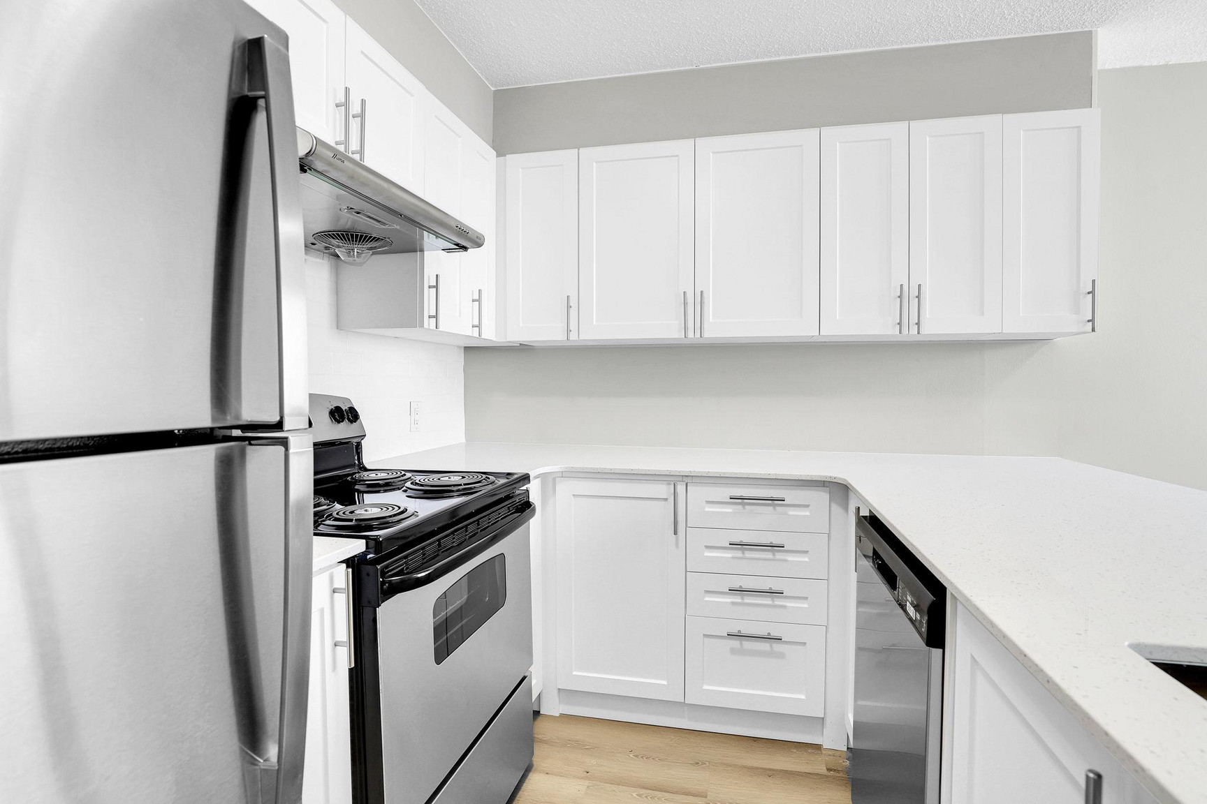 Aspen Tower Apartments - Photo 3