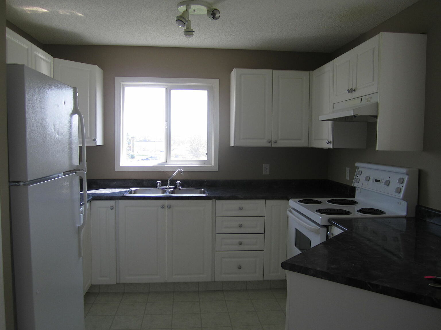 ALL UTILITIES INCLUDED! 2 bed, 2 bath Top Floor, Corner Suite
