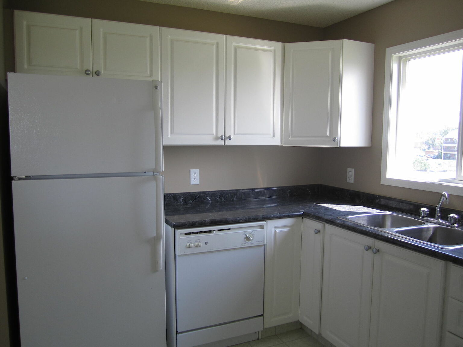 ALL UTILITIES INCLUDED! 2 bed, 2 bath Top Floor, Corner Suite - Photo 4
