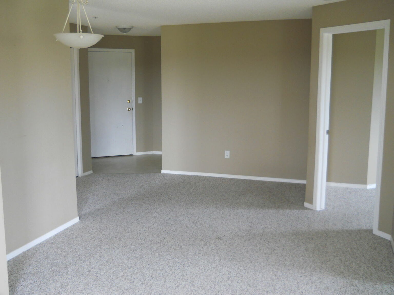 ALL UTILITIES INCLUDED! 2 bed, 2 bath Top Floor, Corner Suite - Photo 6