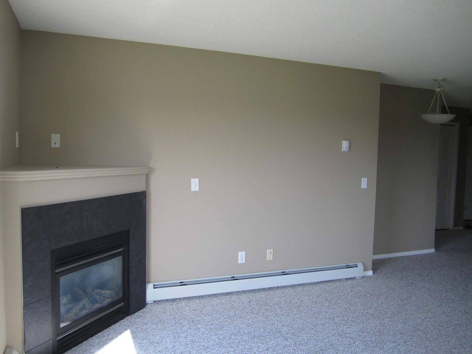 ALL UTILITIES INCLUDED! 2 bed, 2 bath Top Floor, Corner Suite - Photo 10