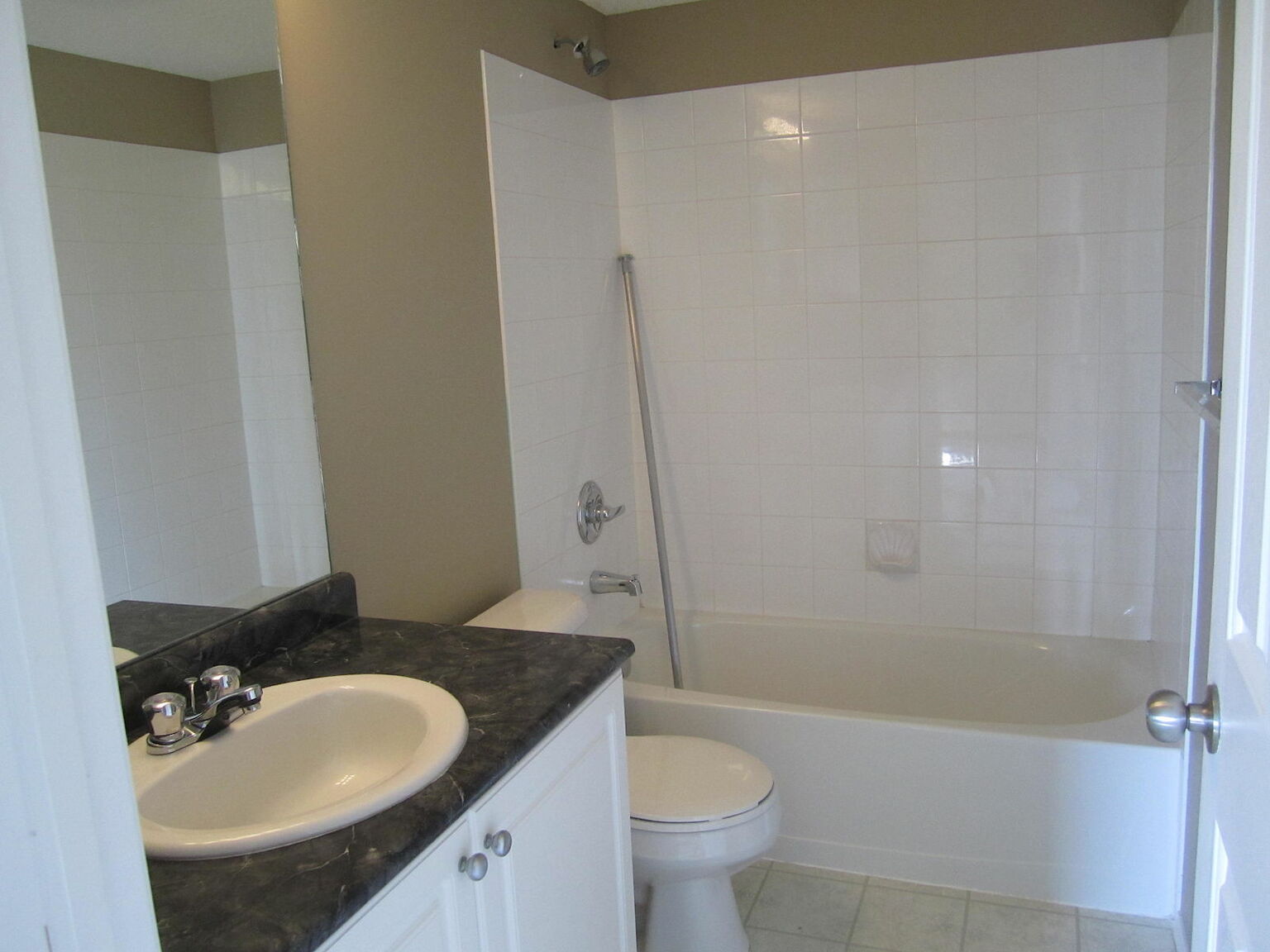 ALL UTILITIES INCLUDED! 2 bed, 2 bath Top Floor, Corner Suite - Photo 12