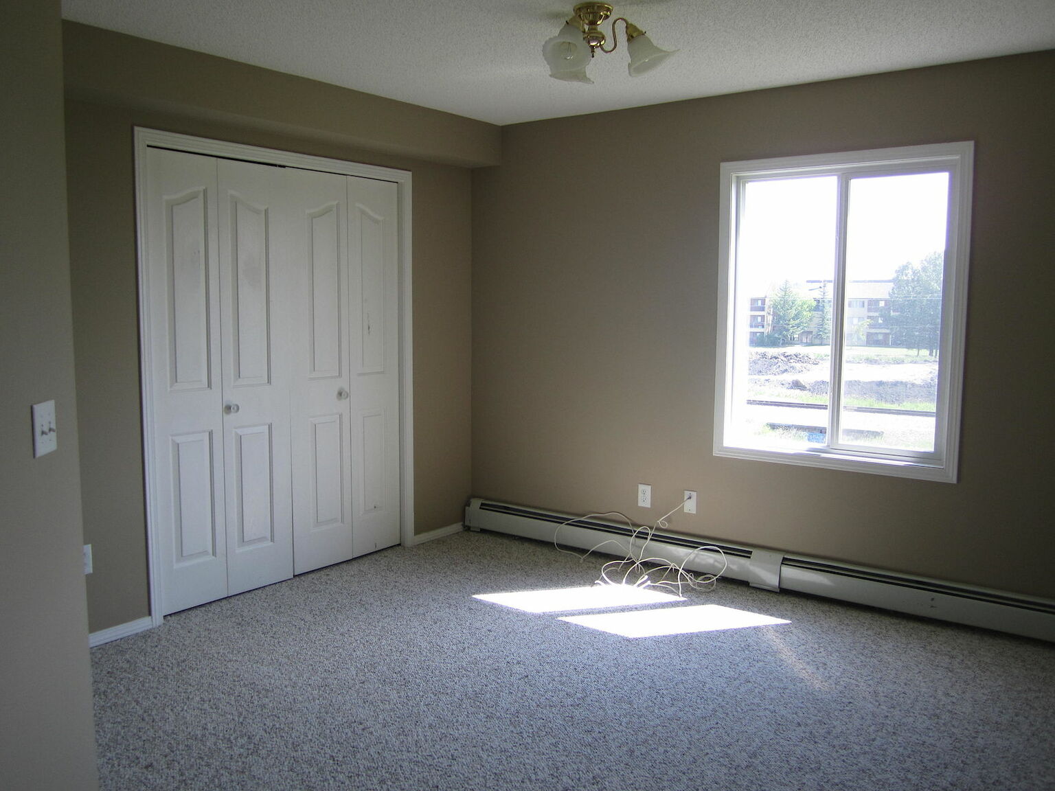 ALL UTILITIES INCLUDED! 2 bed, 2 bath Top Floor, Corner Suite - Photo 14