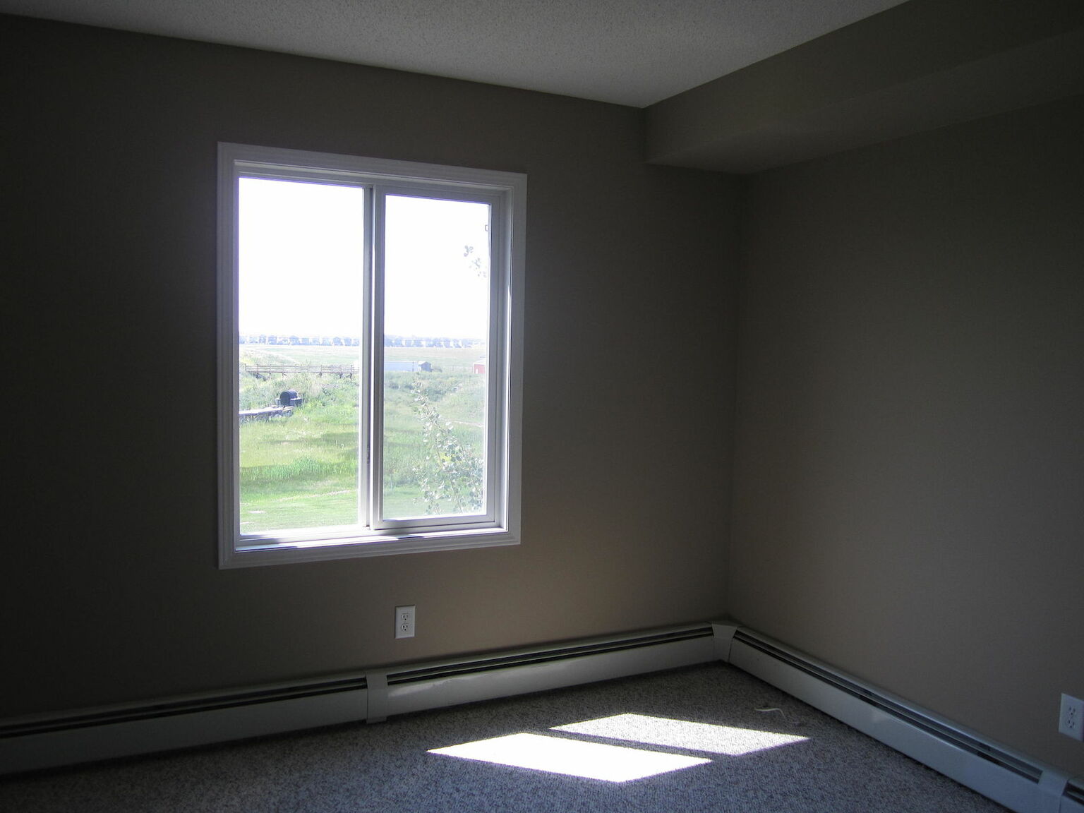 ALL UTILITIES INCLUDED! 2 bed, 2 bath Top Floor, Corner Suite - Photo 16