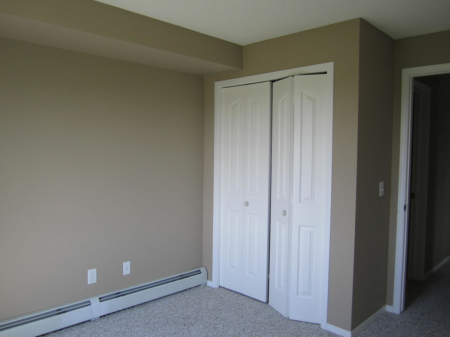 ALL UTILITIES INCLUDED! 2 bed, 2 bath Top Floor, Corner Suite - Photo 18