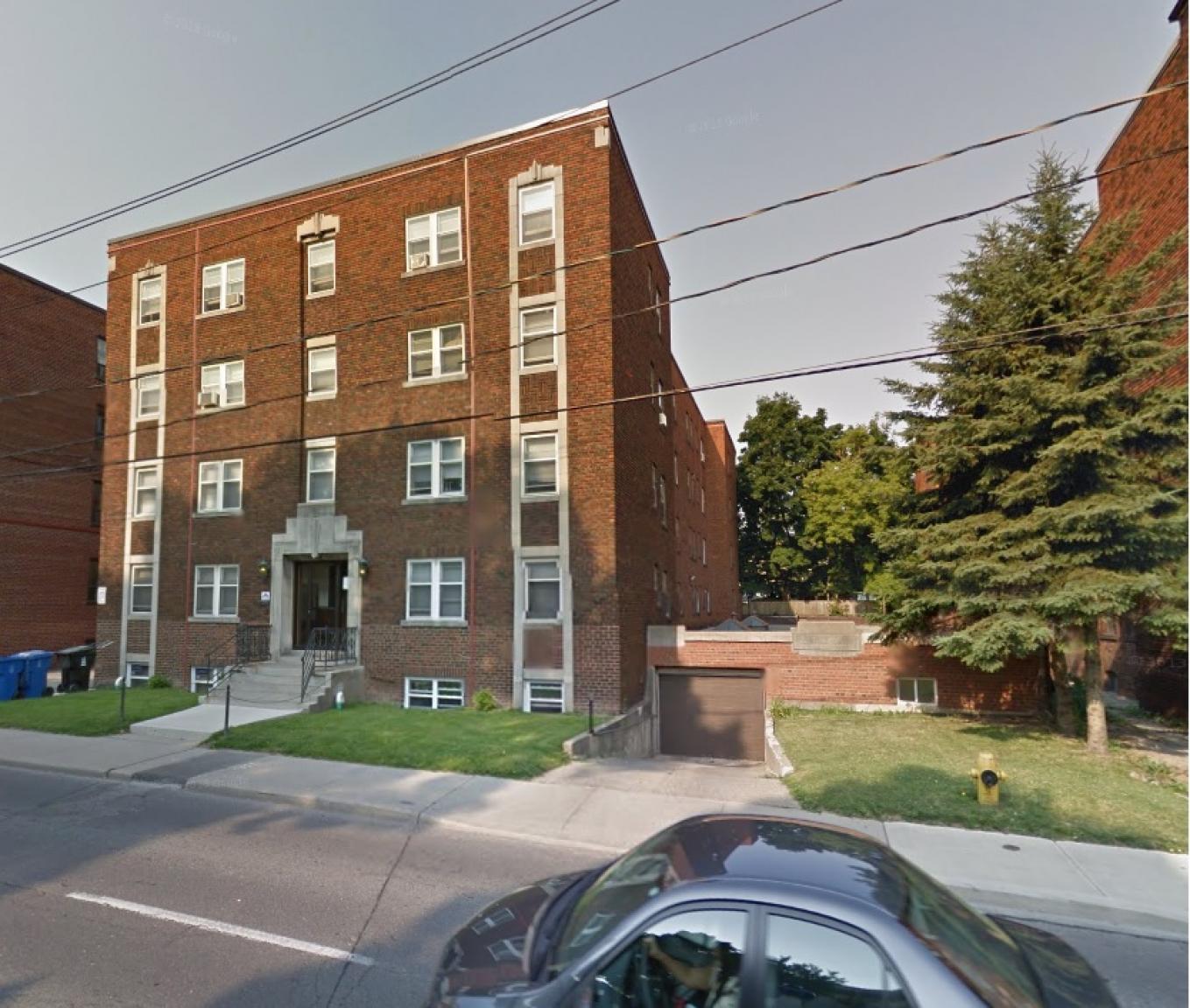 1600 Bathurst 