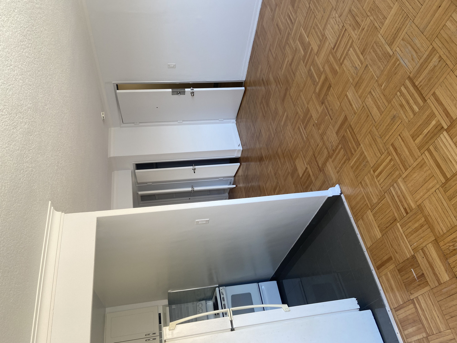 642 Vaughan  - Photo 2