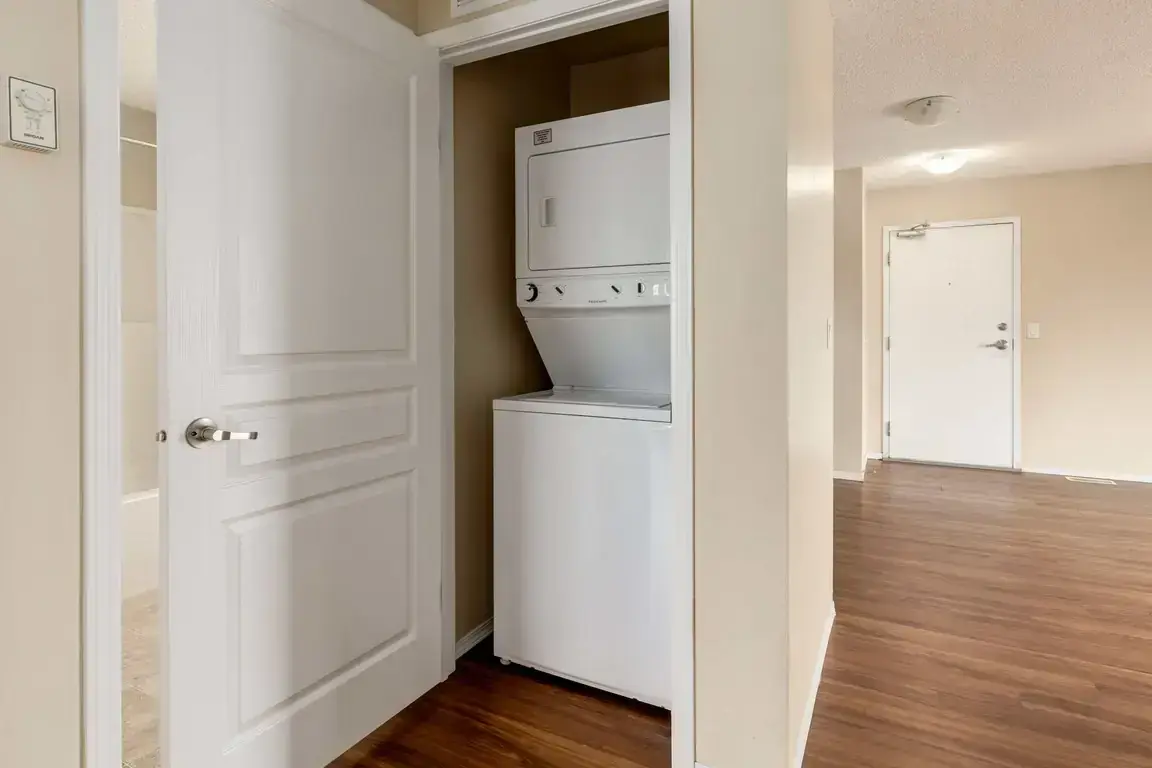Oxford Apartments - Photo 2