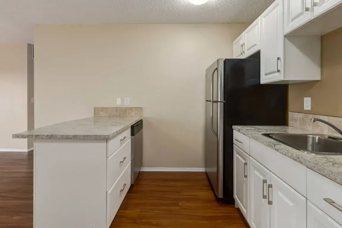 Oxford Apartments - Photo 10