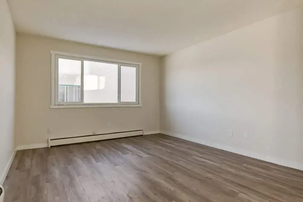 Bright room with large windows at Aiva Manor