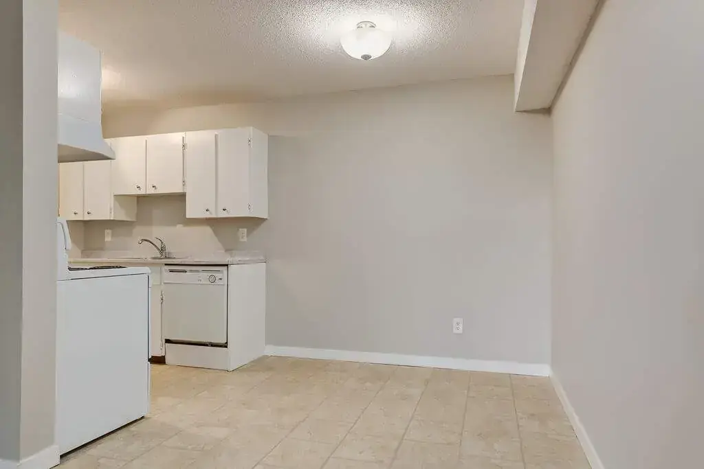 Angela Manor - Photo 10