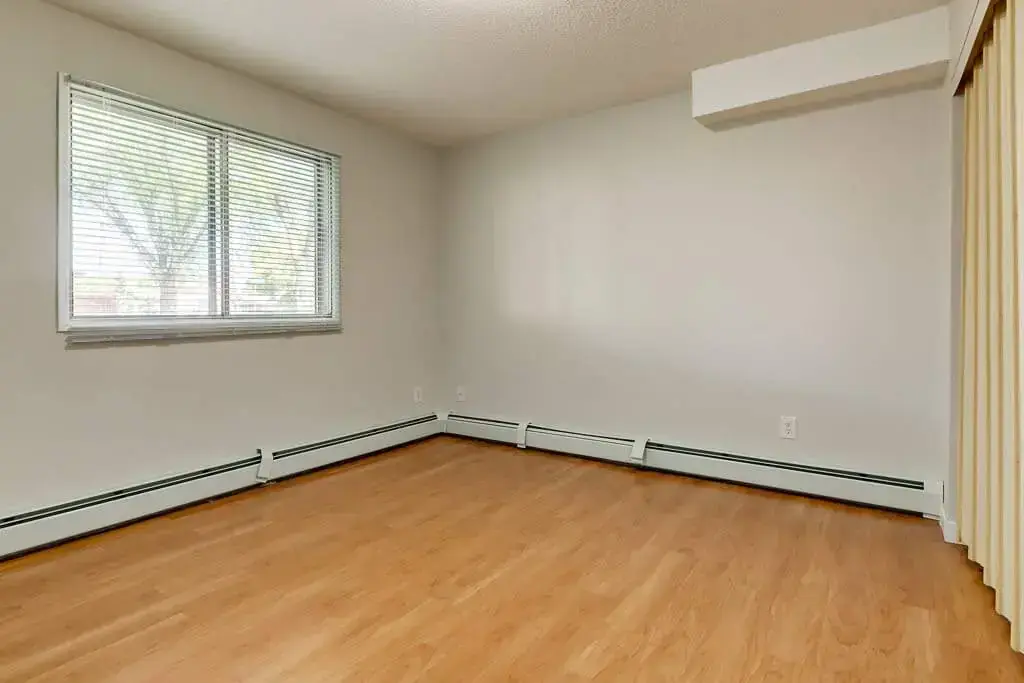 Angela Manor - Photo 14