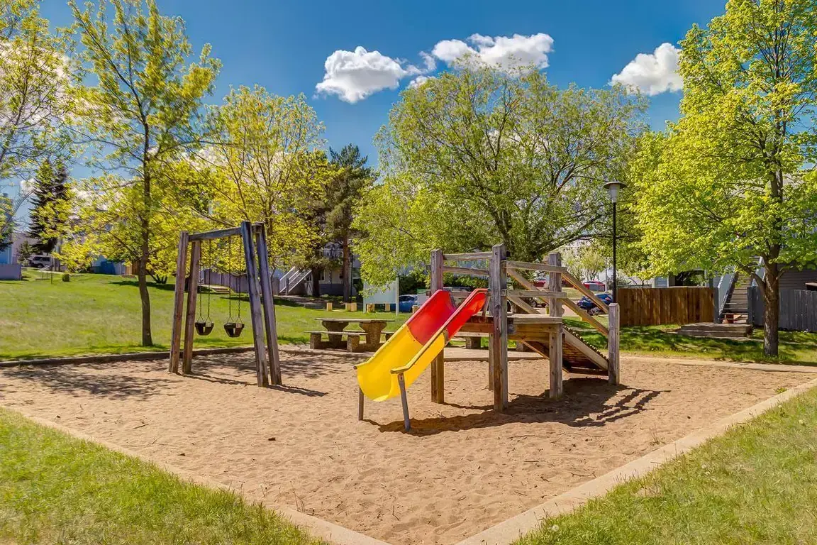 Huntington Court Coach Homes - Photo 3