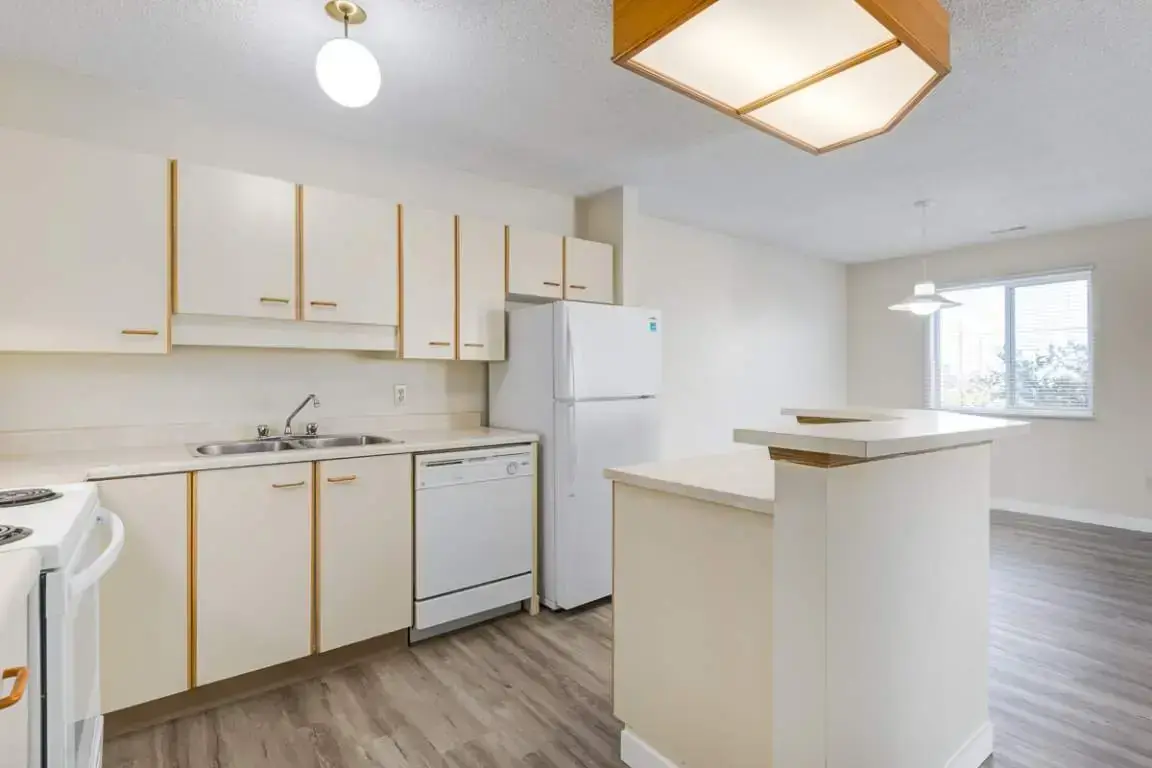 Huntington Court Coach Homes - Photo 7