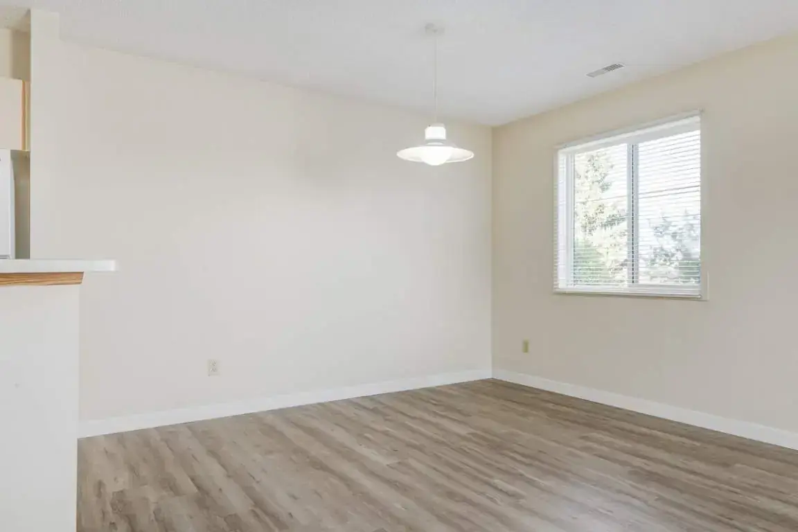 Huntington Court Coach Homes - Photo 9