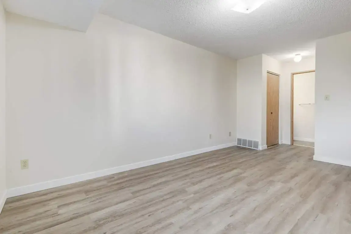 Huntington Court Coach Homes - Photo 11