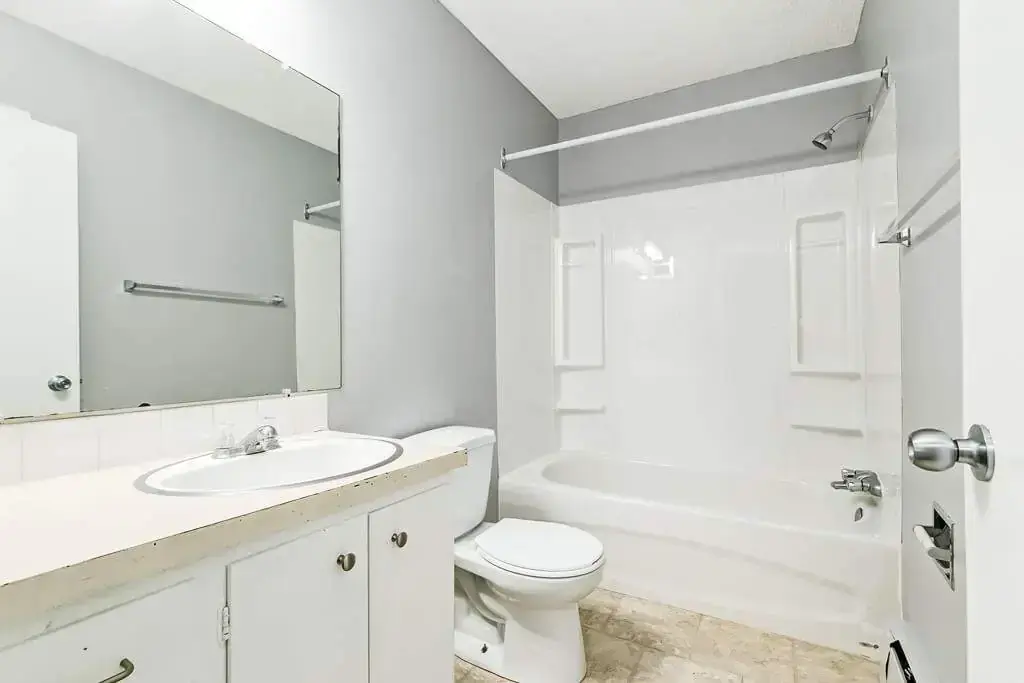 Clean full bathroom with tub and shower at Linda Manor in Edmonton.