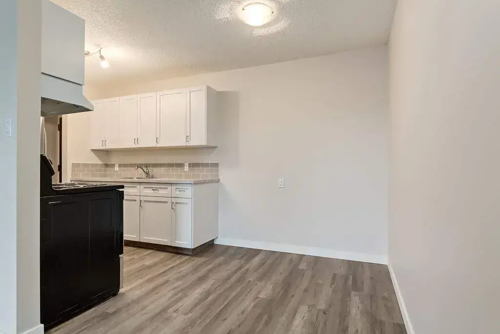 Dining area at Hillview Apartments in Medicine Hat.