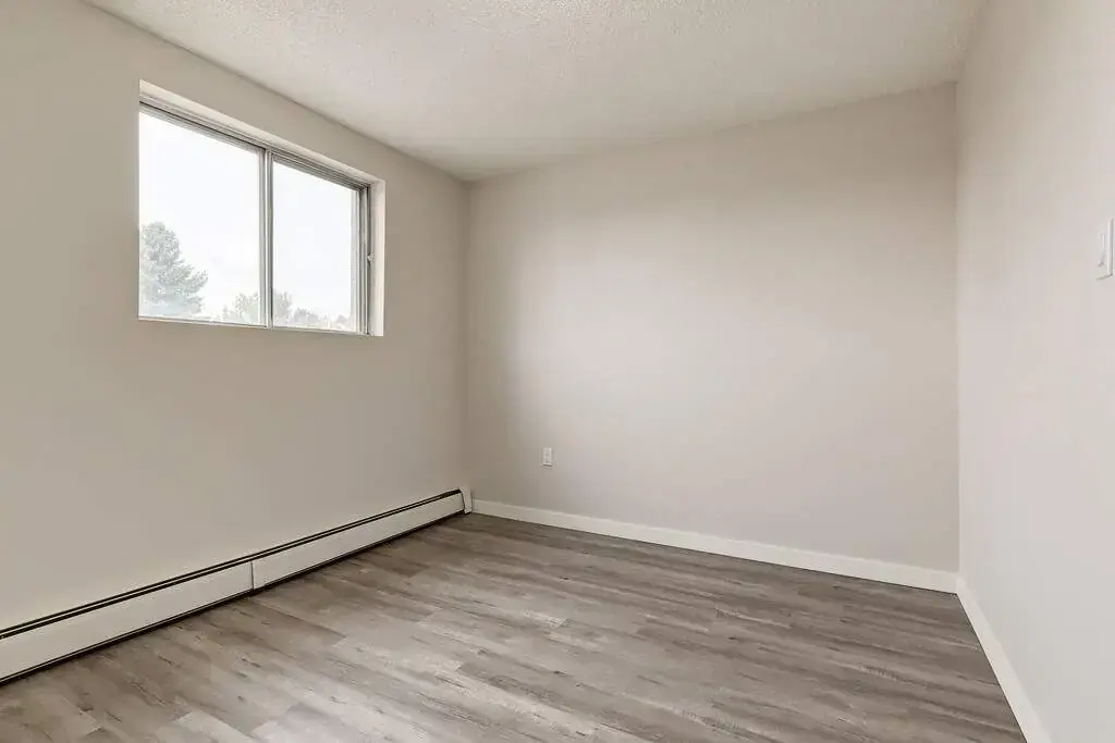 Good size bedroom at Hillview Apartments in Medicine Hat.