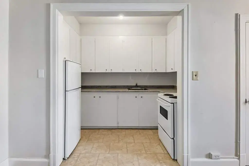 Chateau Apartments - Photo 6