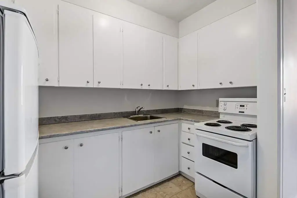 Chateau Apartments - Photo 7