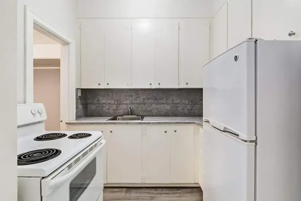 Chateau Apartments - Photo 14