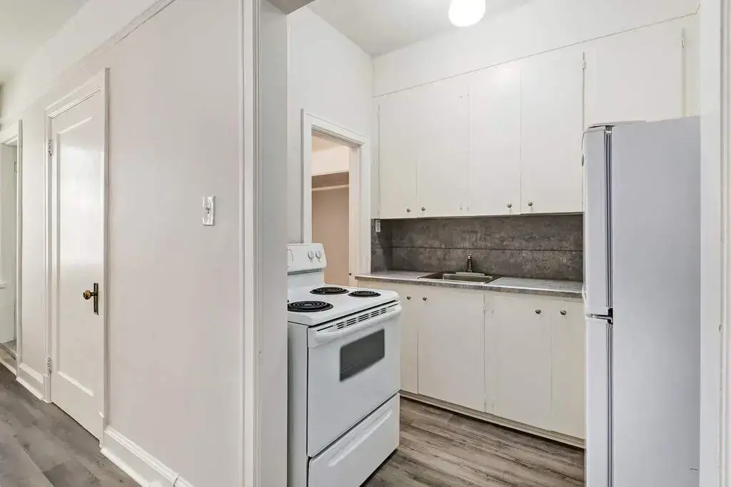 Chateau Apartments - Photo 15