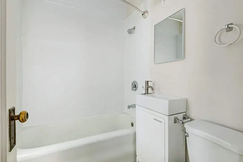 Chateau Apartments - Photo 16