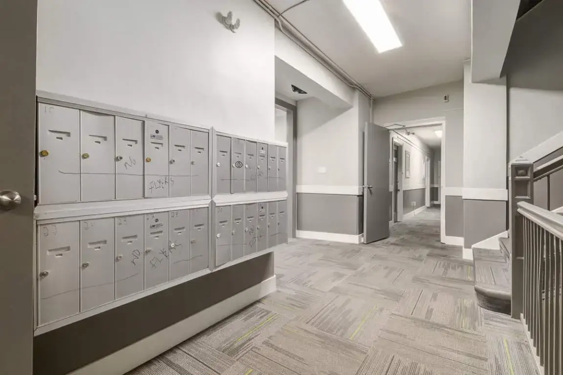 Chateau Apartments - Photo 20
