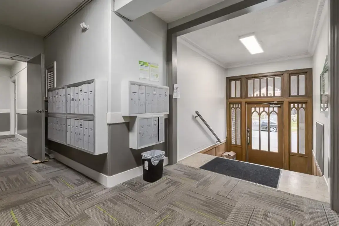 Chateau Apartments - Photo 21