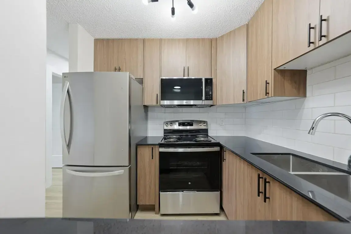 Alan's Place - Photo 2