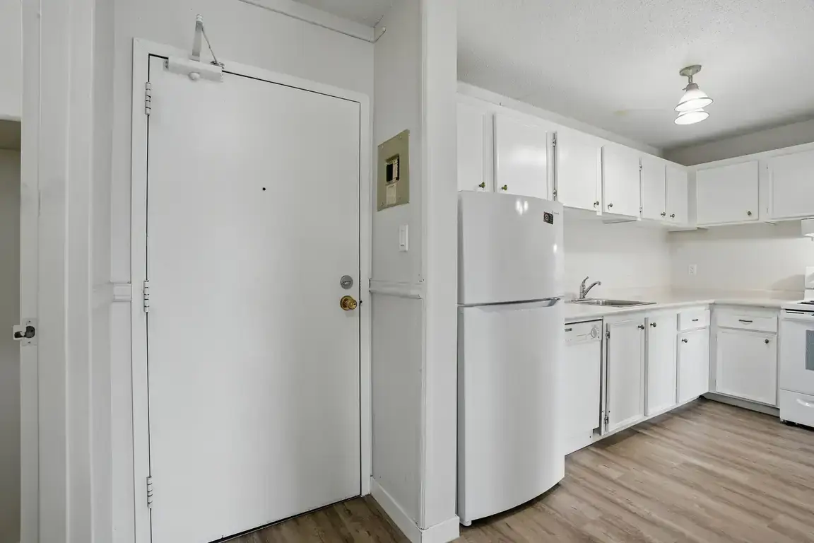 Well-maintained kitchen at Chancellor Gate in Saskatoon.