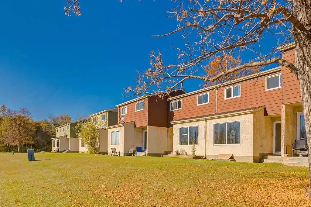 Well-maintained green space at Country View Estates in Wetaskiwin.