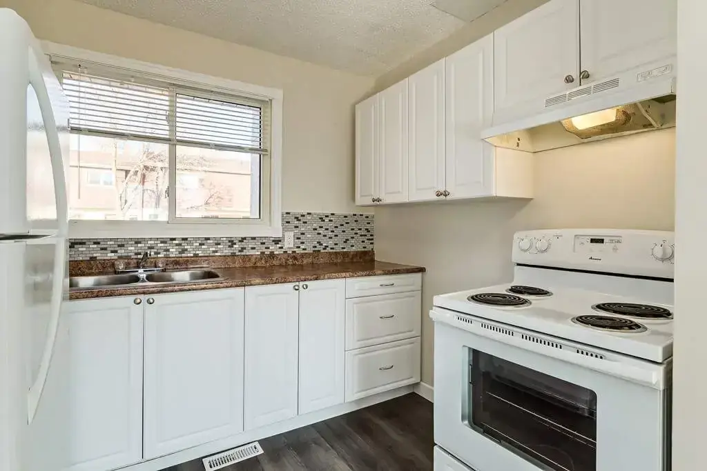 Well-appointed kitchen at Country View Estates in Wetaskiwin.