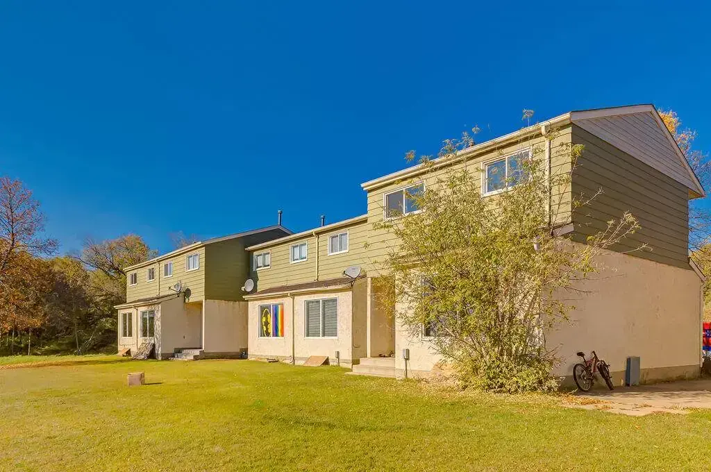 Well-maintained green space at Country View Estates in Wetaskiwin.