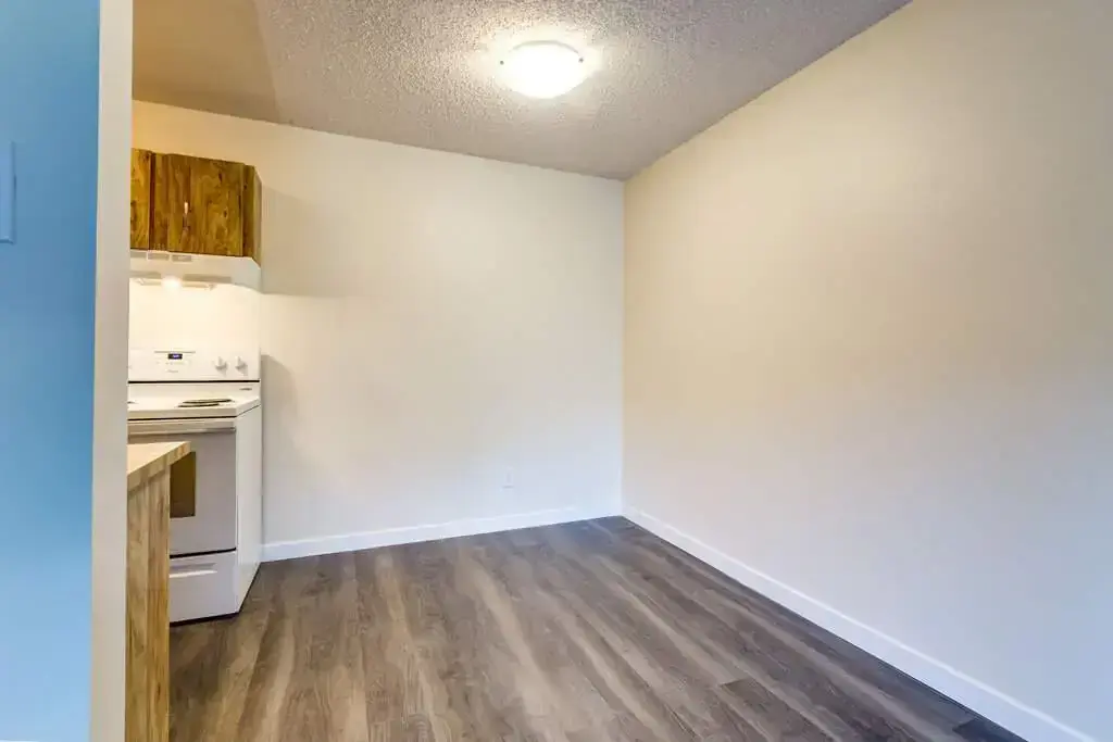 Dining area at Westwind Apartments in Wetaskiwin.