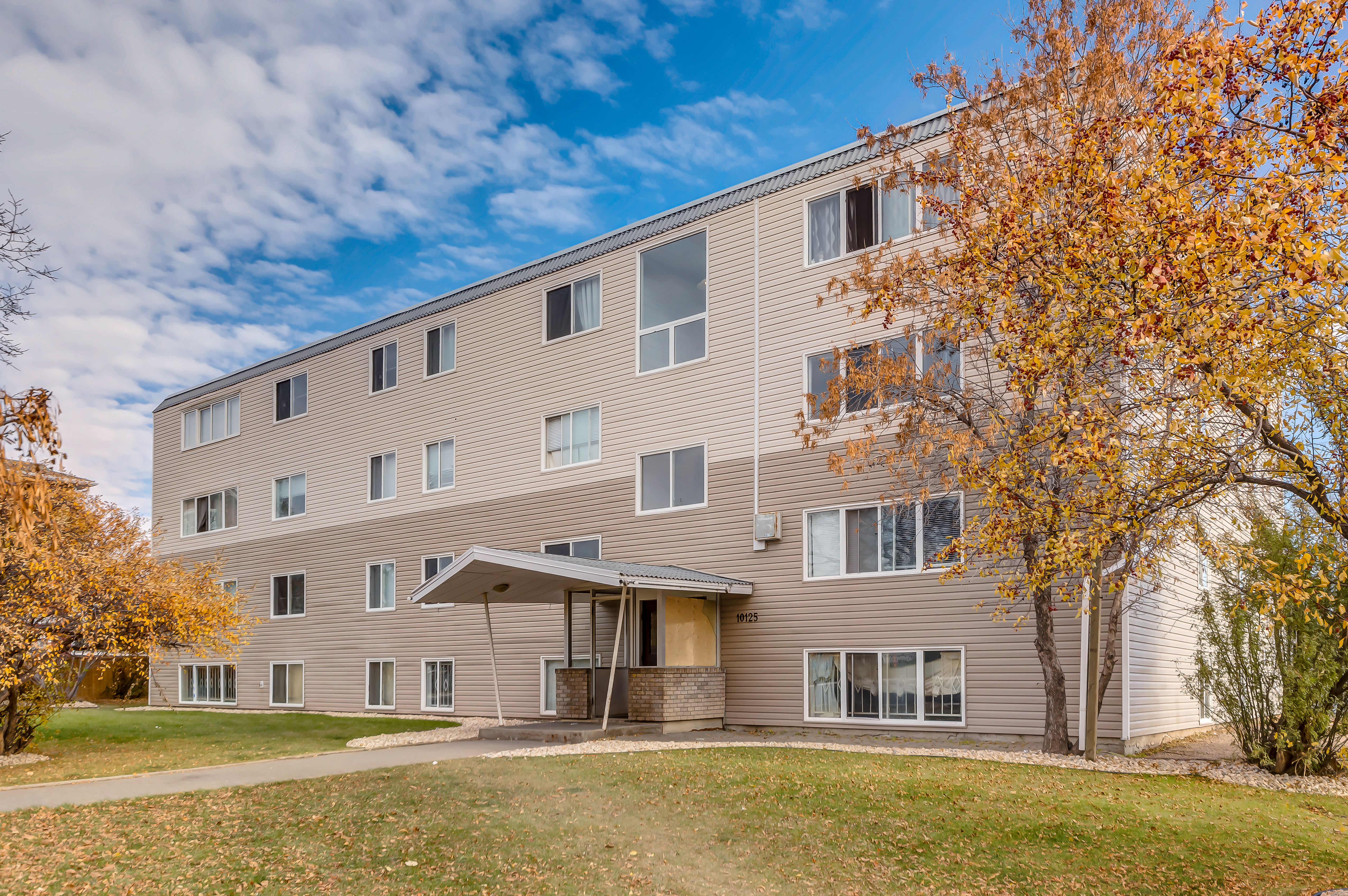 Image of Cloverdale Apartments surrounded by trees.
