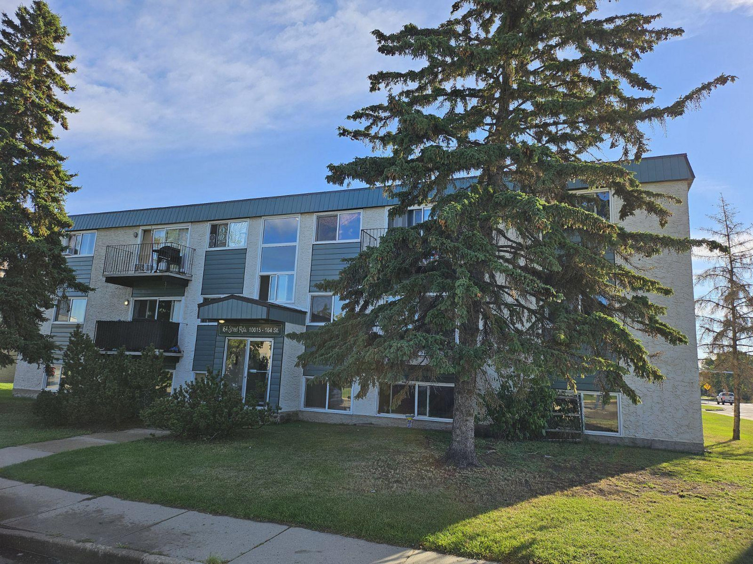 164 Street Building - Photo 3