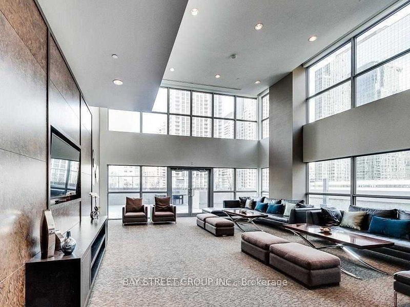 386 Yonge (Aura At College Park) - Photo 9